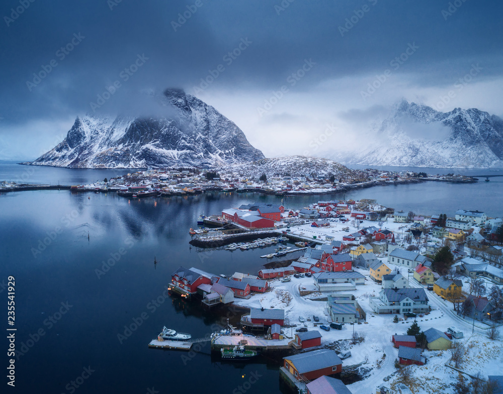 挪威罗弗敦群岛冬季阴天Reine鸟瞰图。蓝色穆迪景观