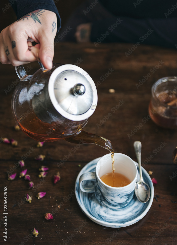 热茶倒在杯子里