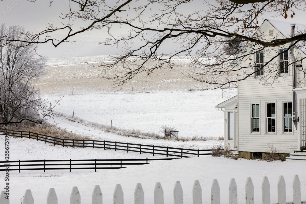 纽约州北部Otsego县，一层雪和一座温暖的房子。