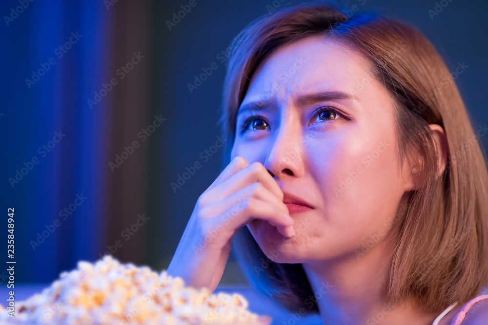 女人看电影时哭