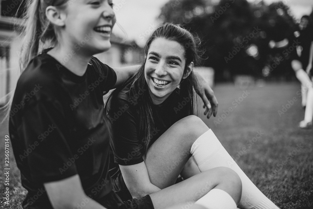 女足球运动员与友谊观
