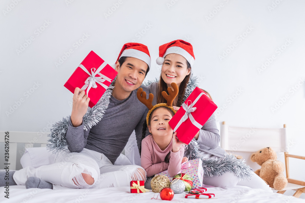 快乐亚洲家庭，圣诞礼盒，亚洲圣诞节，快乐新年概念