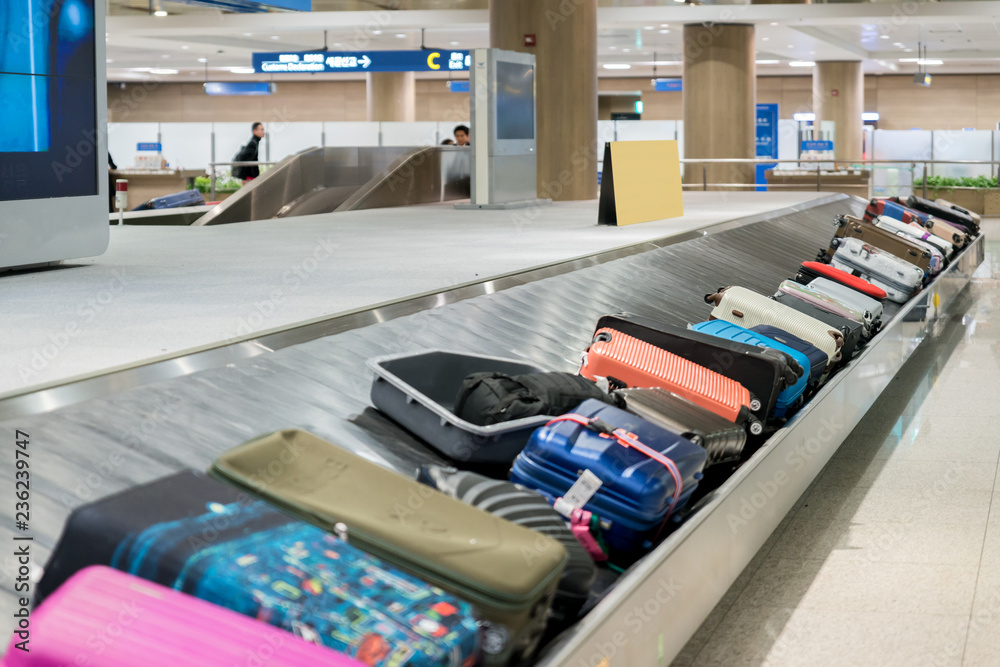 机场内装有传送带的手提箱或行李。
