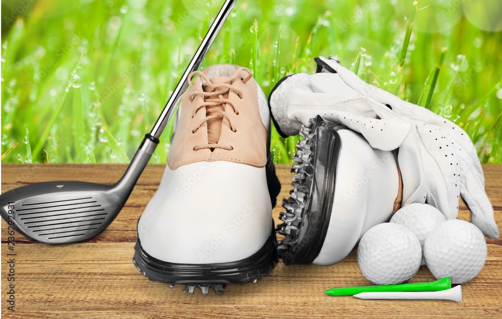 一双带手套、球、T恤和高尔夫球杆的高尔夫鞋