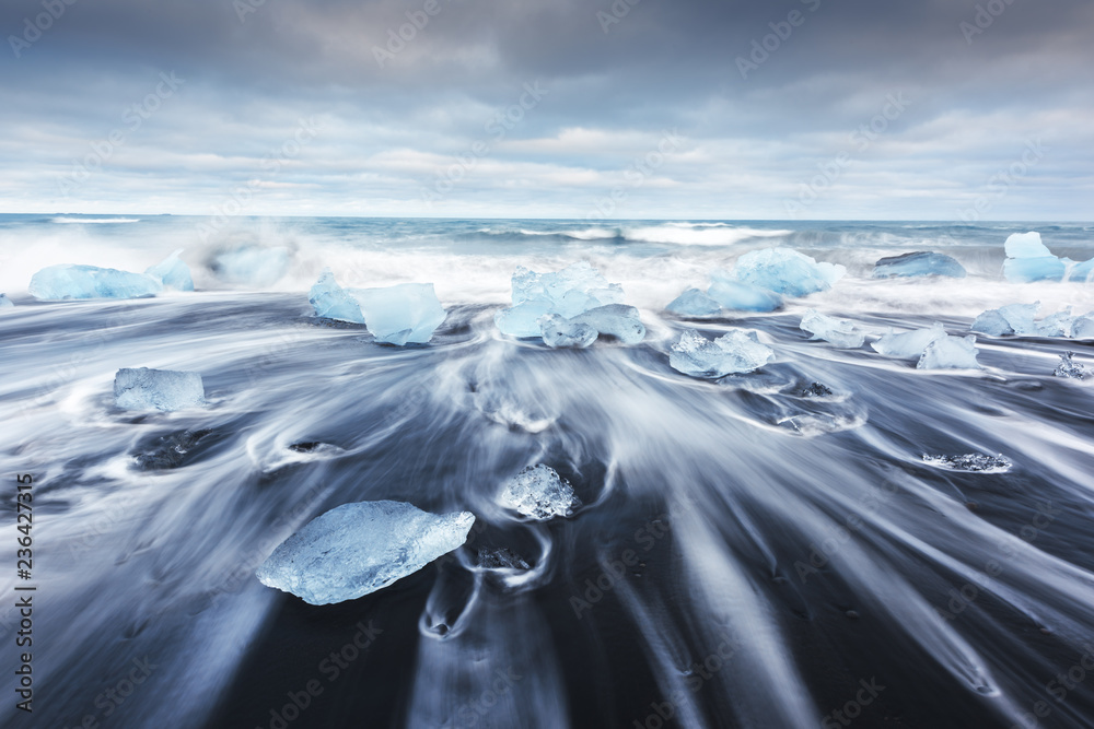 冰岛Jokulsarlon泻湖附近钻石海滩上的冰山碎片。风景摄影