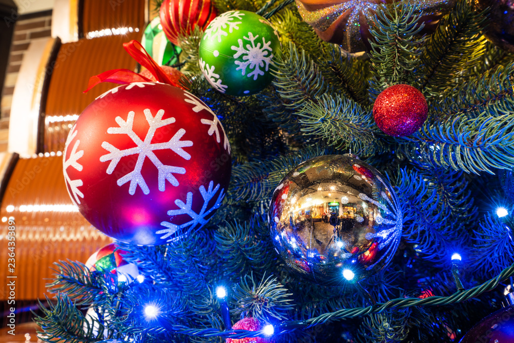 背景模糊、散焦、特写、复制空间（文本）中带有美丽圣诞装饰的圣诞树
1604184390,店里有很多蕾丝纺织品可供选择