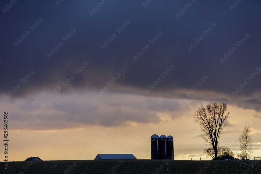 美国纽约州莫霍克山谷农场上空的愤怒天空