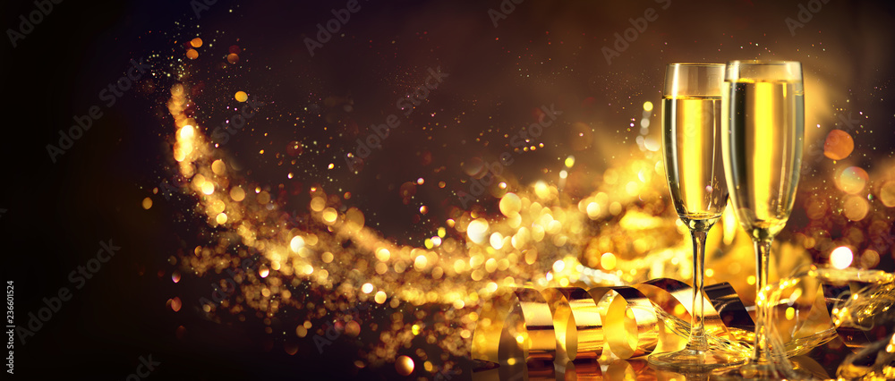 圣诞场景。金色背景下的节日香槟。圣诞节和新年庆祝活动。