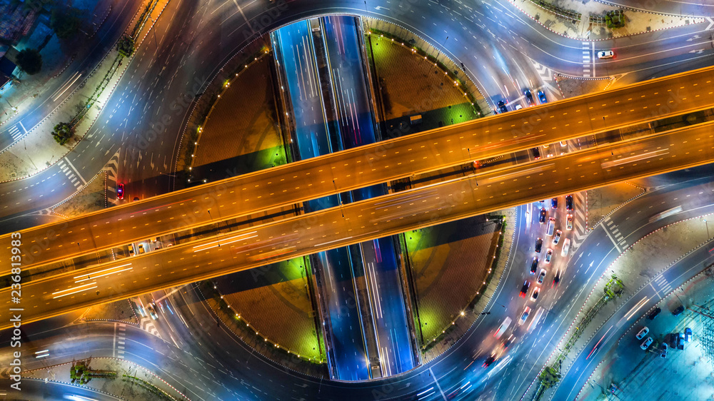 泰国曼谷城市街道交通鸟瞰图和俯视图。有停车场的高速公路。