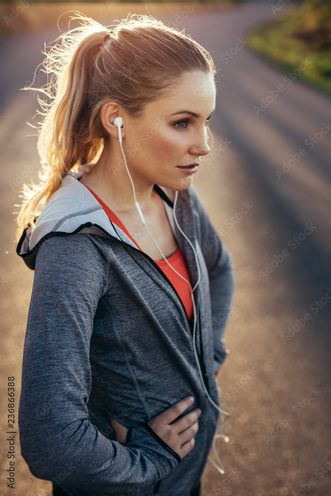 站在路上的女跑步者肖像
