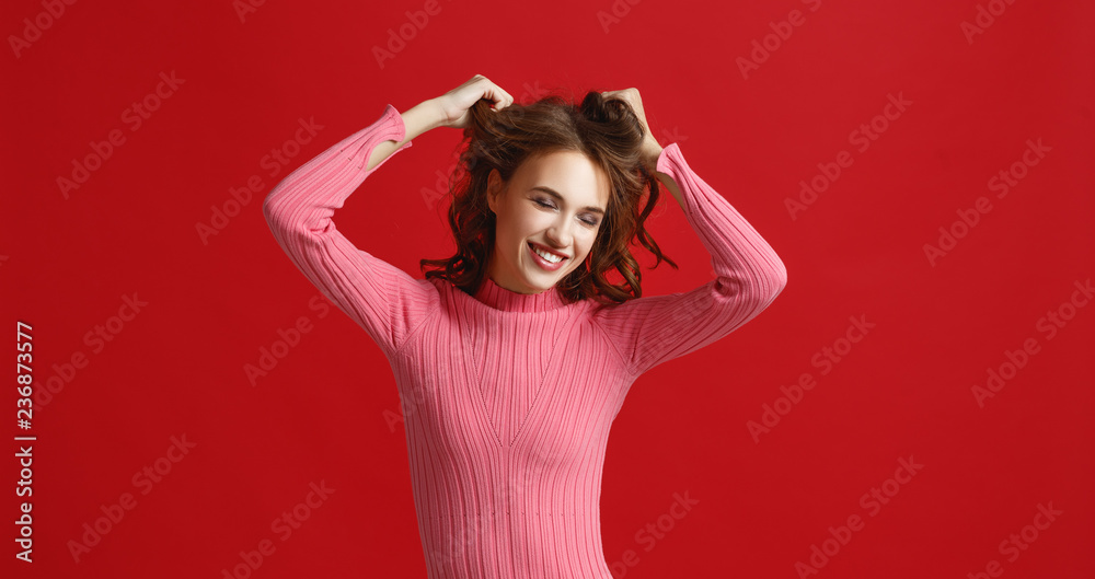 红底粉色连衣裙中的美丽感性女孩