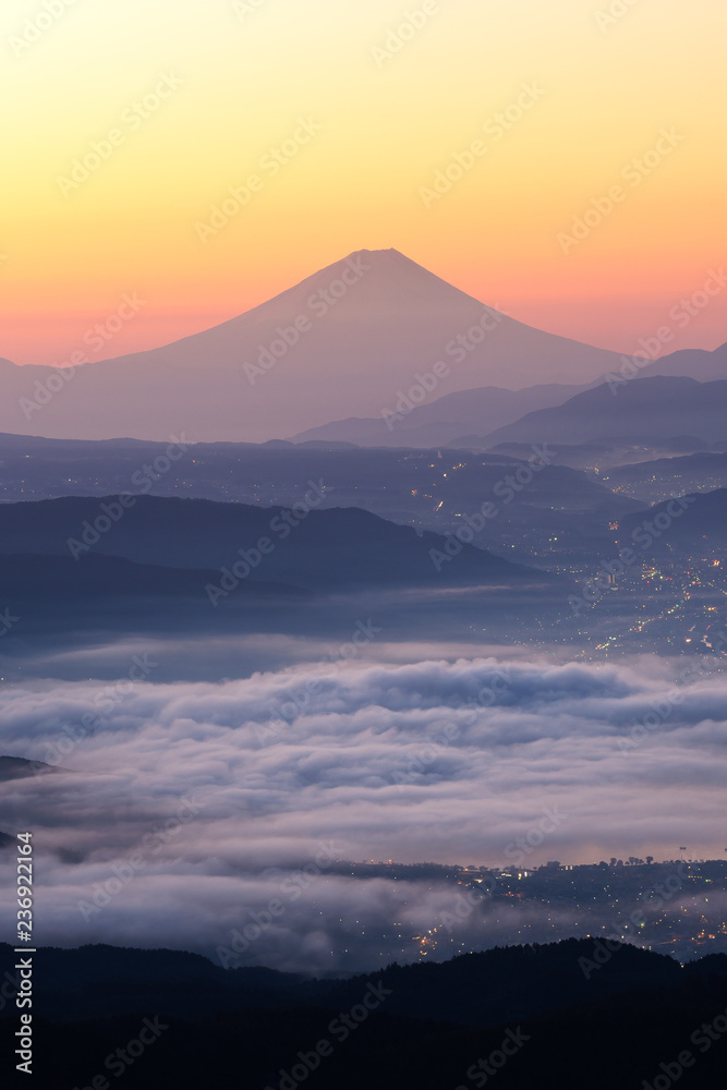 早上从高山高博奇高地俯瞰富士山和水洼湖上方的薄雾之海