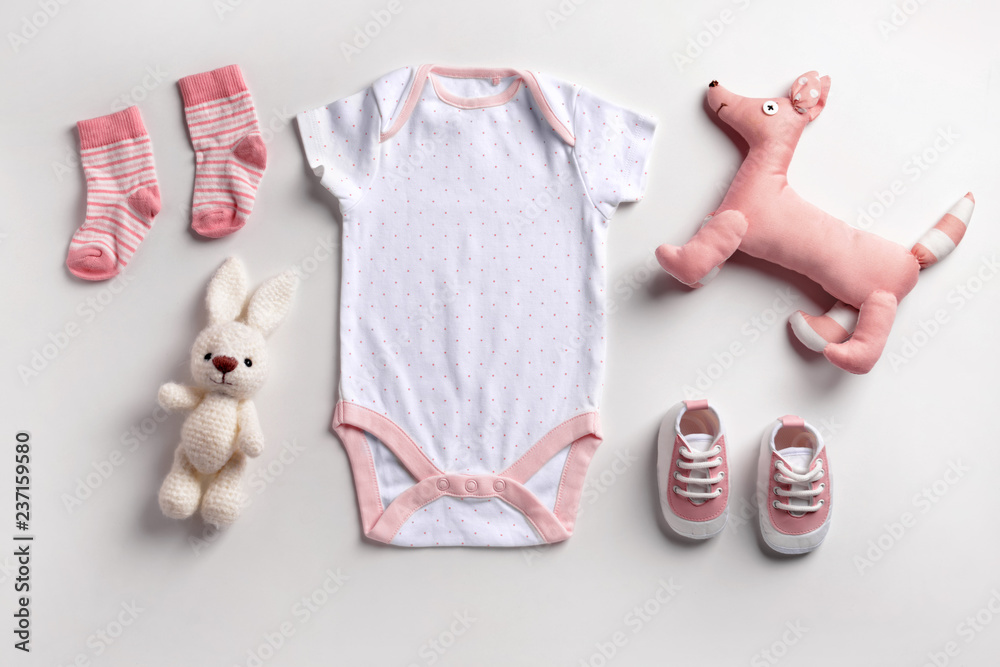 白色背景下可爱的婴儿衣服和玩具
