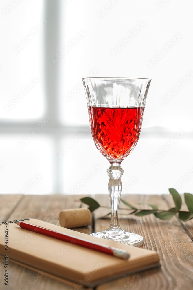木桌上的一杯红酒