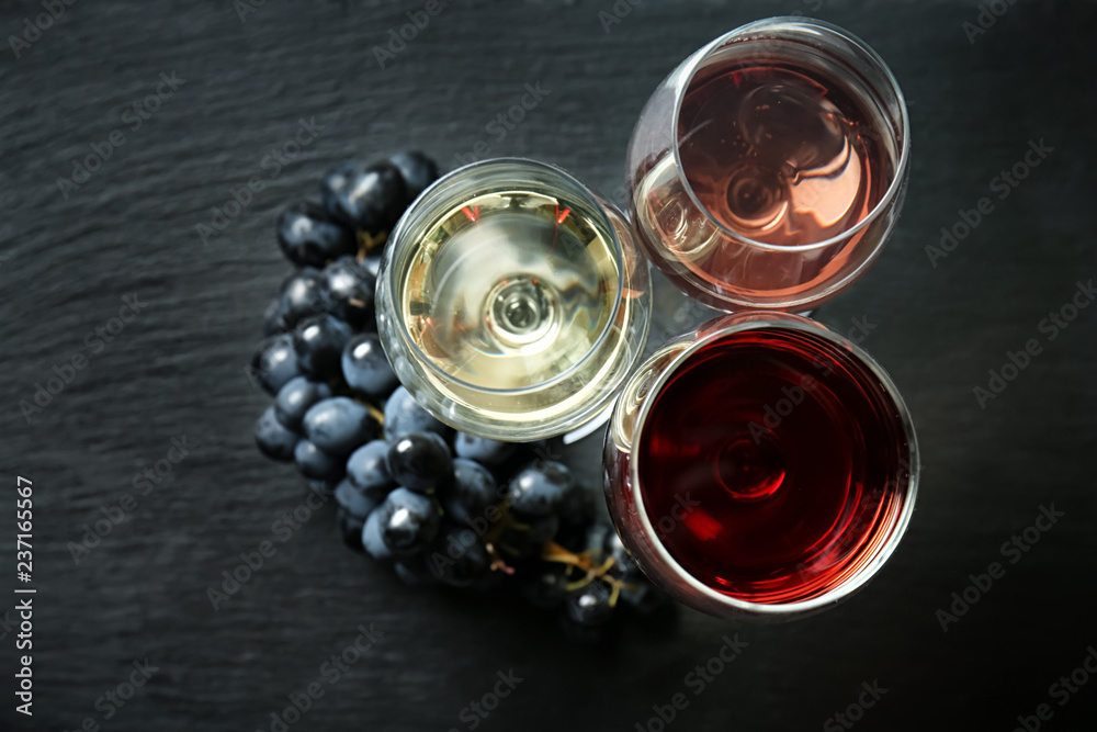 深色背景下不同种类葡萄酒的玻璃杯