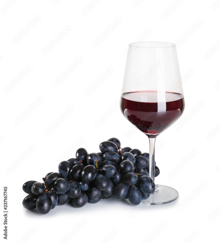 白底红葡萄酒配成熟葡萄
