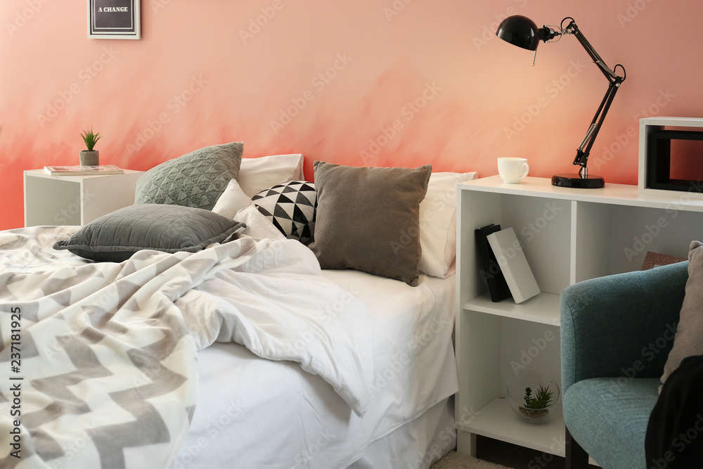 房间内部，粉色墙壁附近有一张舒适的床