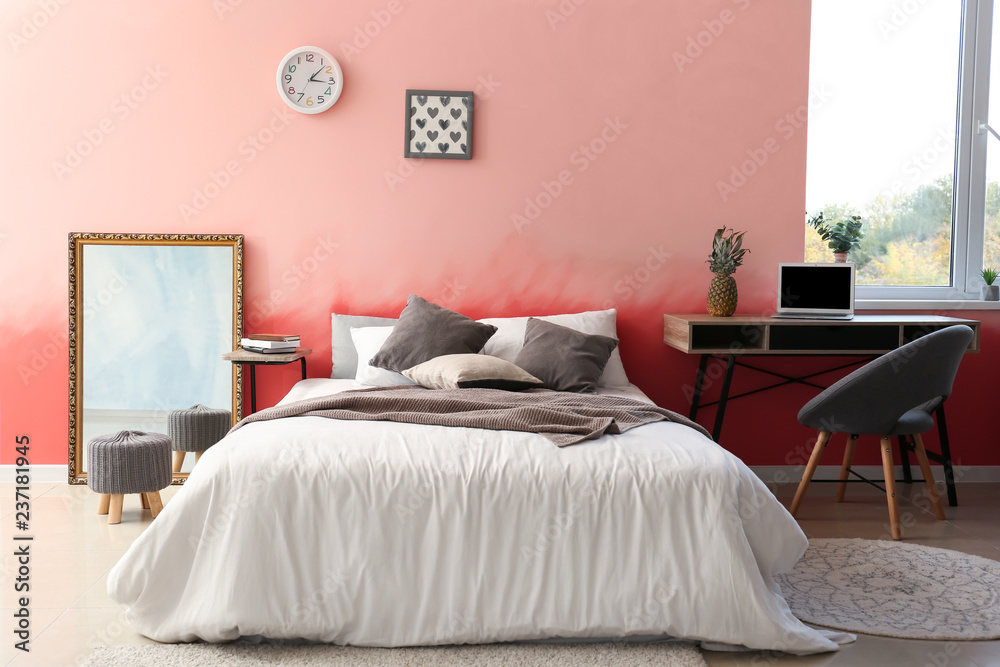 房间内部，粉色墙壁附近有舒适的床