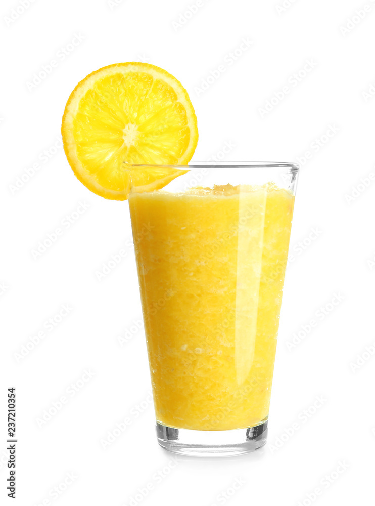 一杯白底美味的柑橘奶昔