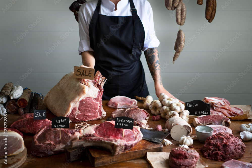 屠夫在肉铺卖肉食品摄影食谱创意