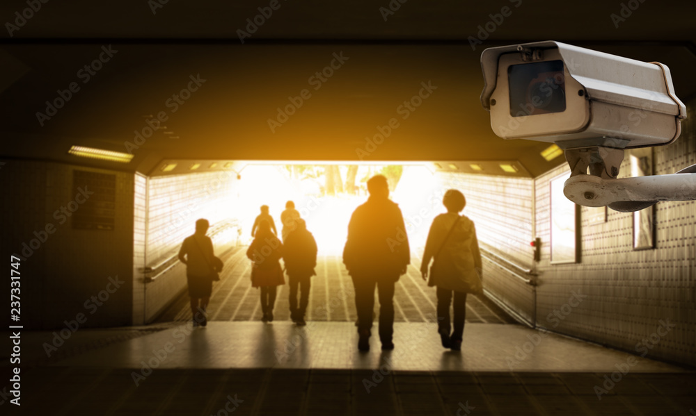 日本地铁站出口内的闭路电视监控摄像头