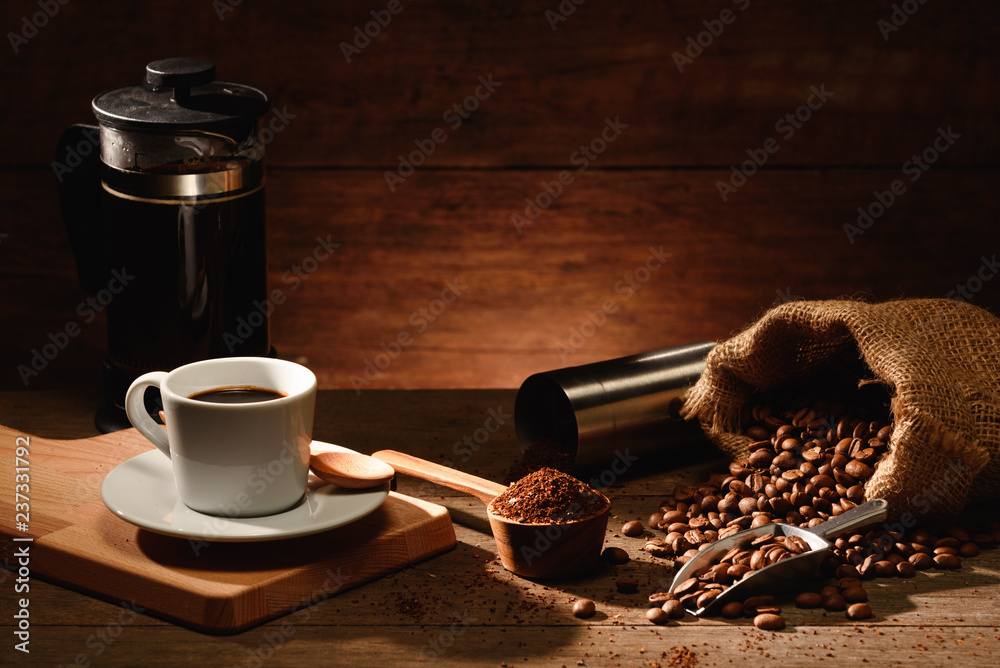 一杯意式浓缩咖啡配烤咖啡豆和法式咖啡壶