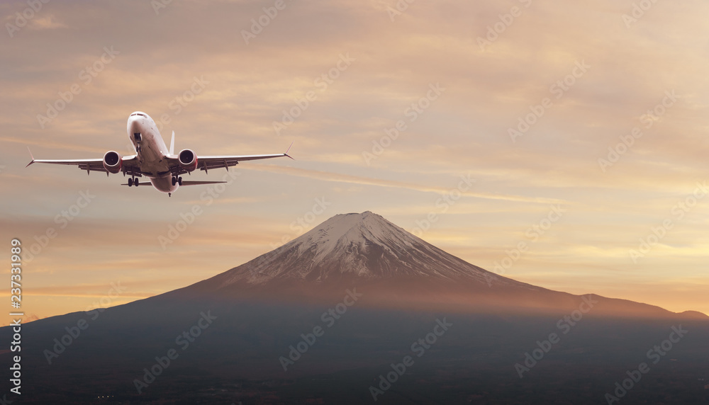 富士山之巅，日本最高的山，有飞机，从河口湖的索道上看