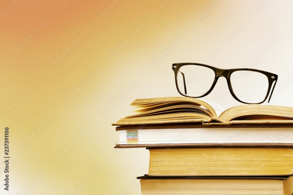 叠书上的书和眼镜
