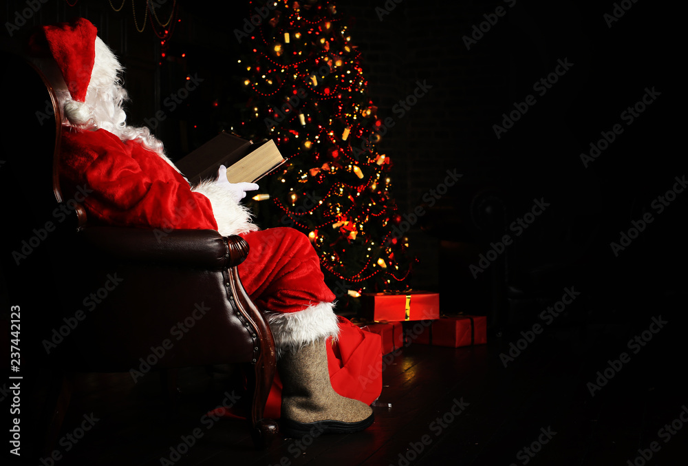 圣诞夜，圣诞老人把礼物放在树下