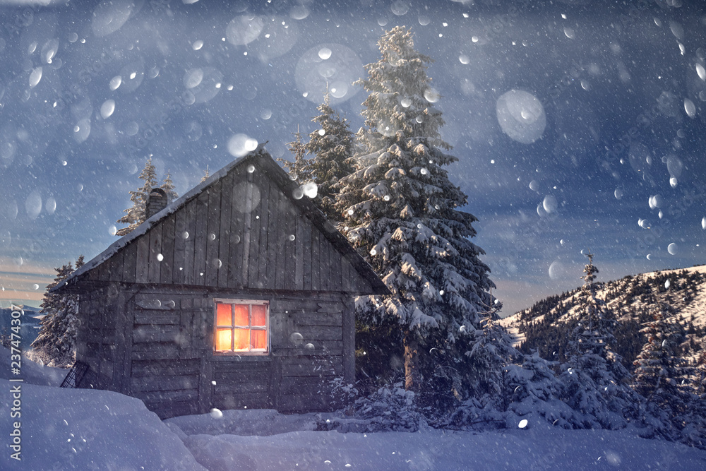 雪山上的木屋构成的奇妙冬季景观。圣诞明信片拼贴画。