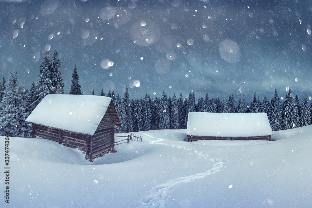 雪山上木屋的奇妙冬季景观。圣诞明信片拼贴画。