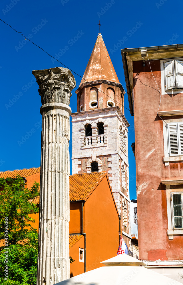 克罗地亚扎达尔的罗马柱和圣西蒙教堂