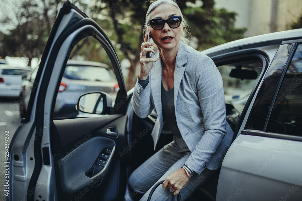女企业家乘坐豪华轿车前往办公室