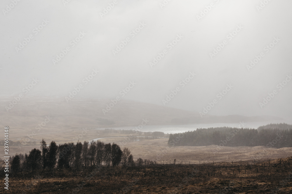 寒冷的春天，雪天里的苏格兰高地。