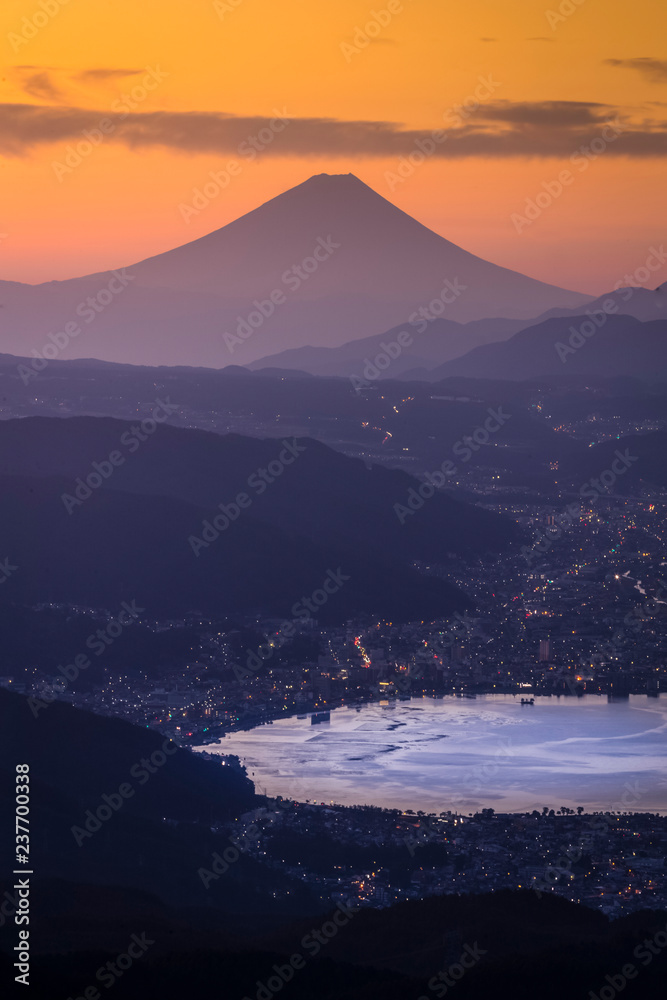 空中富士山与水和湖日出高博智