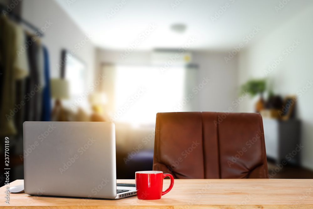 办公室里有电脑、笔记本电脑、办公用品、咖啡杯、智能手机和平板电脑。