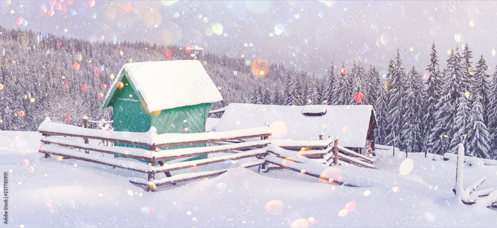 雪山木屋的奇妙冬季景观。圣诞明信片拼贴画。