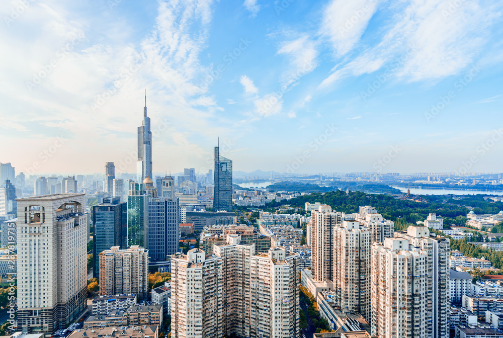 中国南京紫峰大厦与玄武湖城市天际线综合体