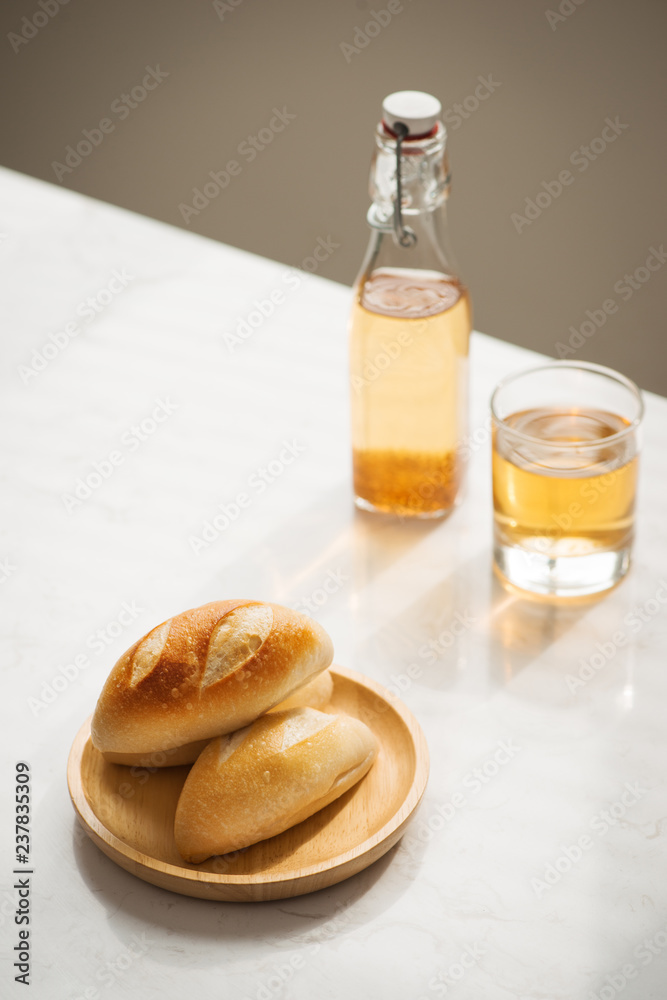 早餐，桌上有一杯茶、烤面包、煎蛋和面包