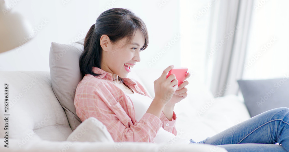 女人玩手机游戏