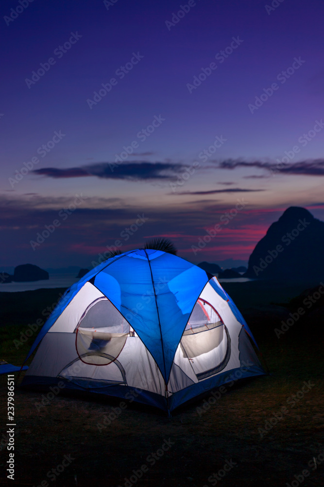 日出或日落时在山顶露营，俯瞰风景