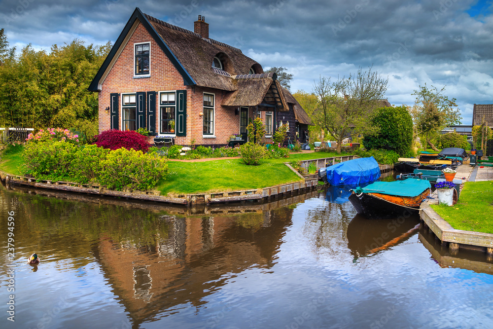 荷兰吉托恩，拥有运河和船只的梦幻荷兰村庄