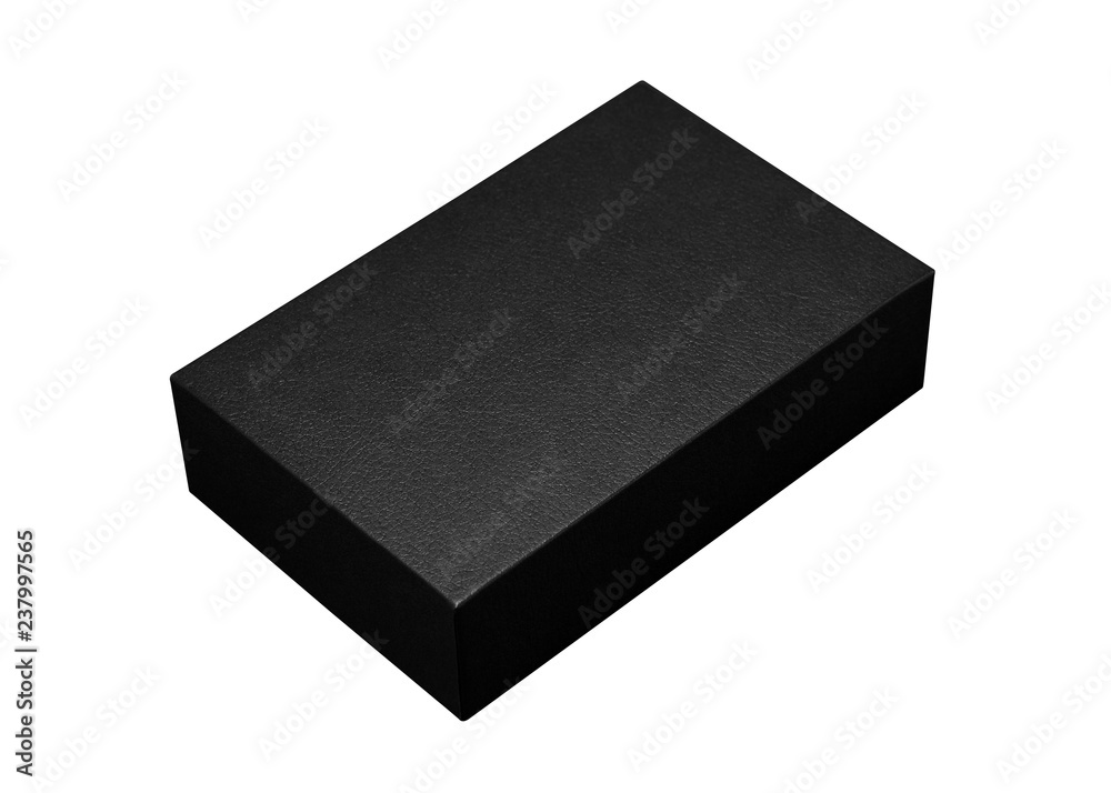 白色背景上隔离的黑盒。适合您设计的深色产品包。剪切路径对象。