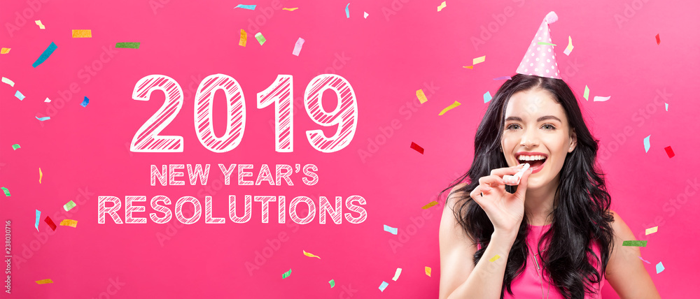 2019年新年决心与年轻女性，粉色背景下的派对主题