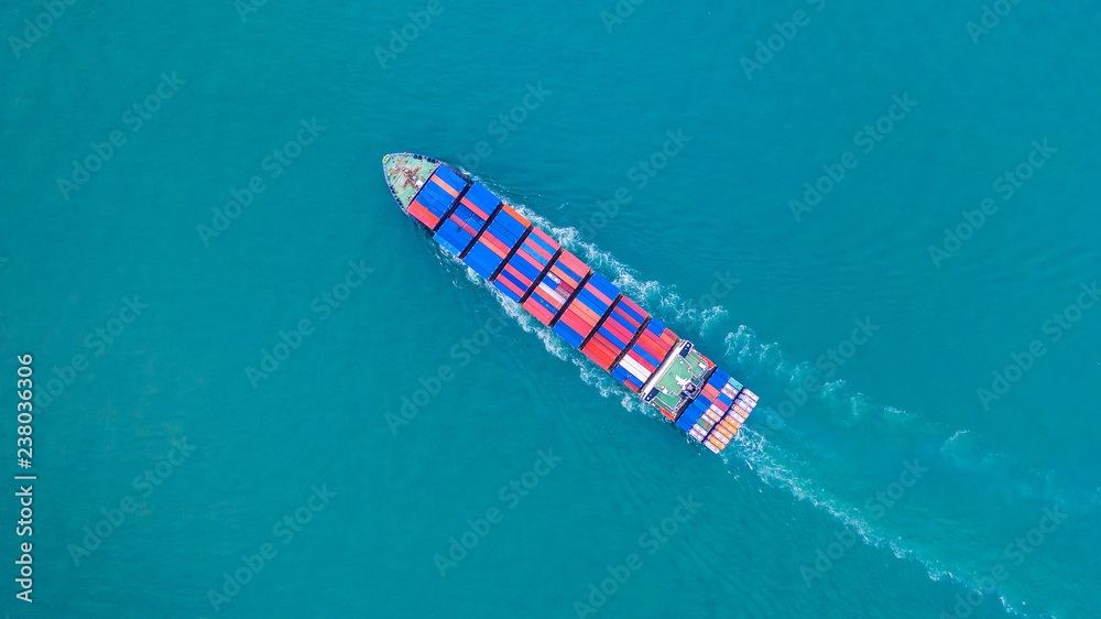 用于进出口、商务物流和运输的集装箱船鸟瞰图