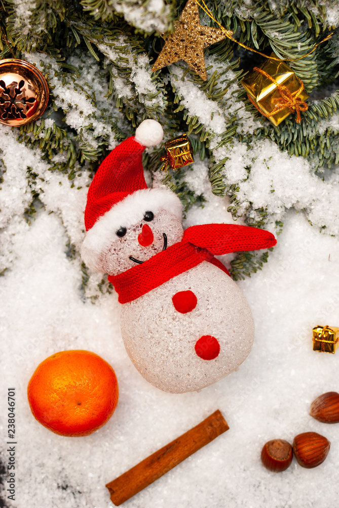 一个带小屋、围巾和一些冬季和圣诞节装饰的雪人