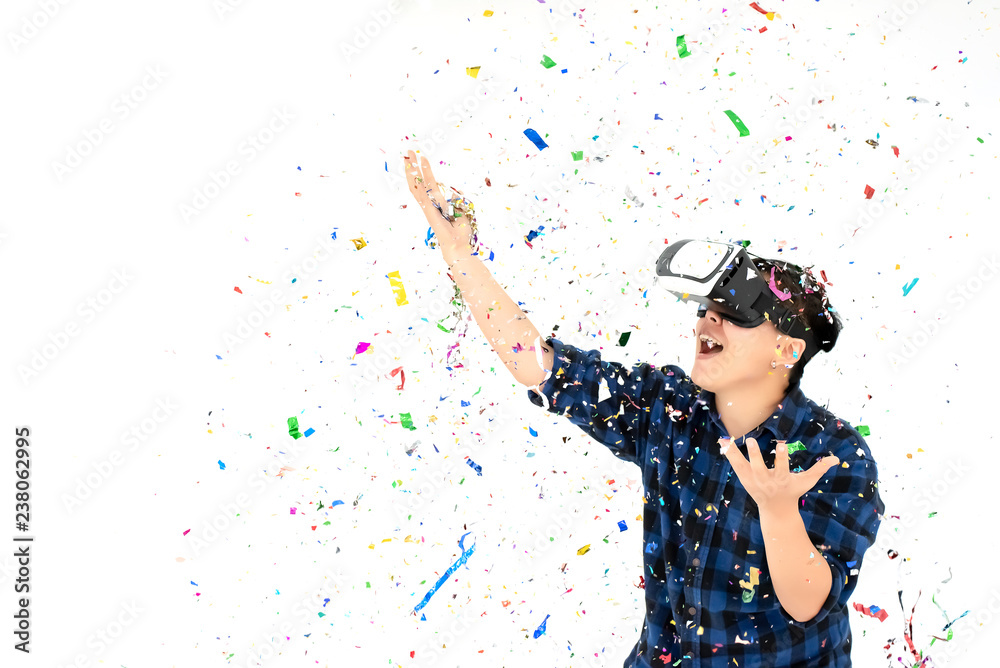 亚洲人戴着VR盒子，在圣诞节、新年、生日投掷五颜六色的五彩纸屑，激动人心