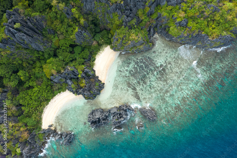 El Nido群岛旅游胜地绿松石海岸水域和石灰岩悬崖的无人机鸟瞰图