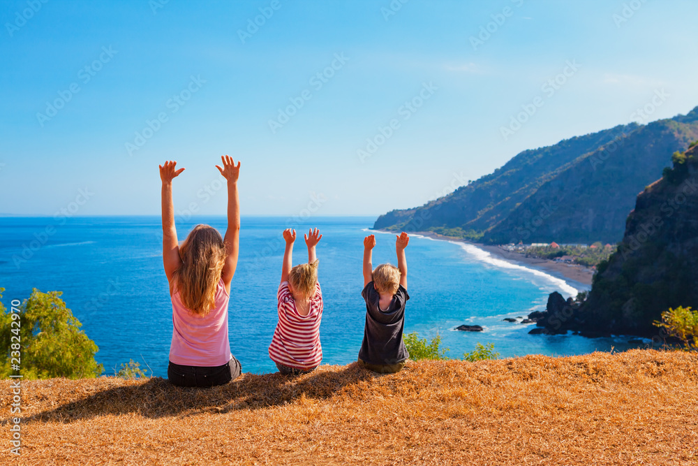 家庭度假生活方式。快乐的母亲，孩子们在山上，可以欣赏到高高的悬崖和渔民别墅的美景