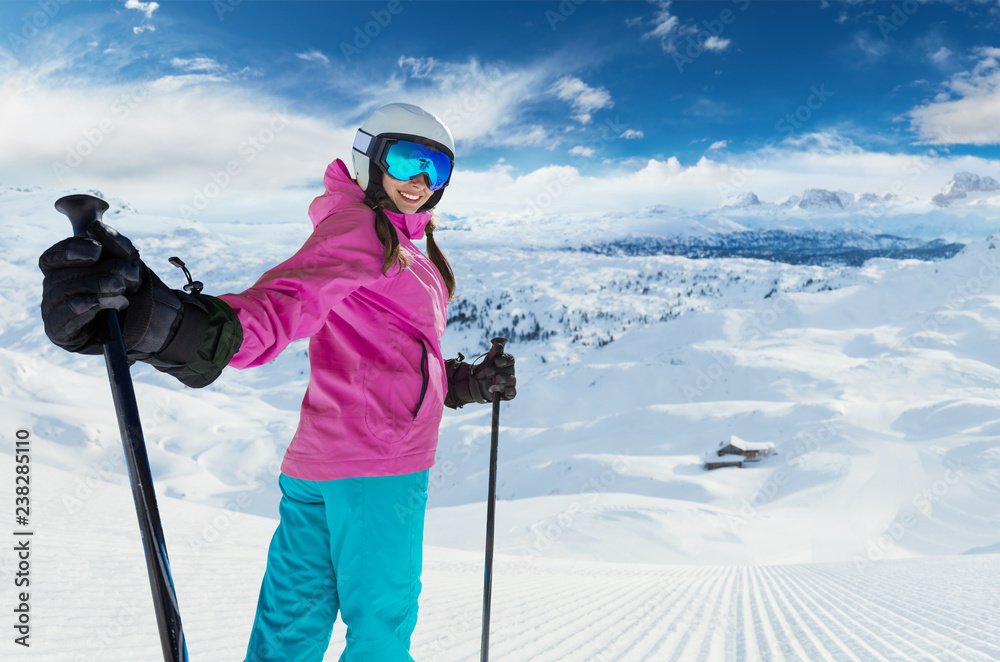 欧洲阿尔卑斯山年轻的高加索女子滑雪运动员